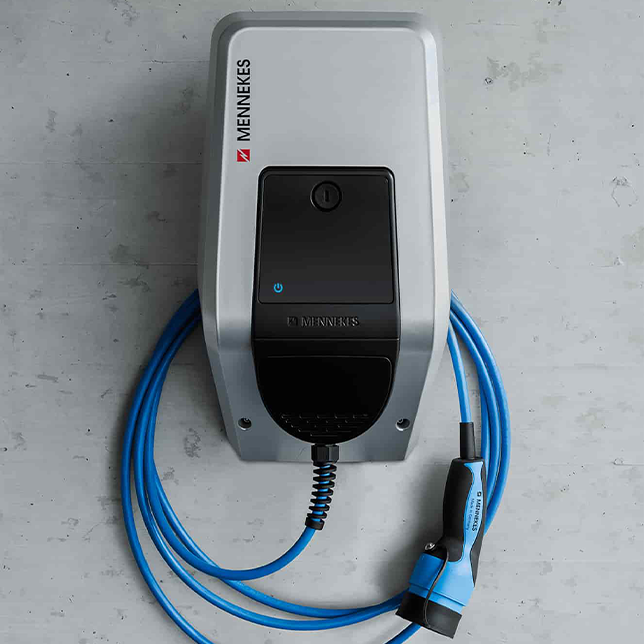 AMTRON Xtra 22 C2 AMTRON Xtra 22 C2 von Mennekes mit Ladekabel an einer Wand montiert