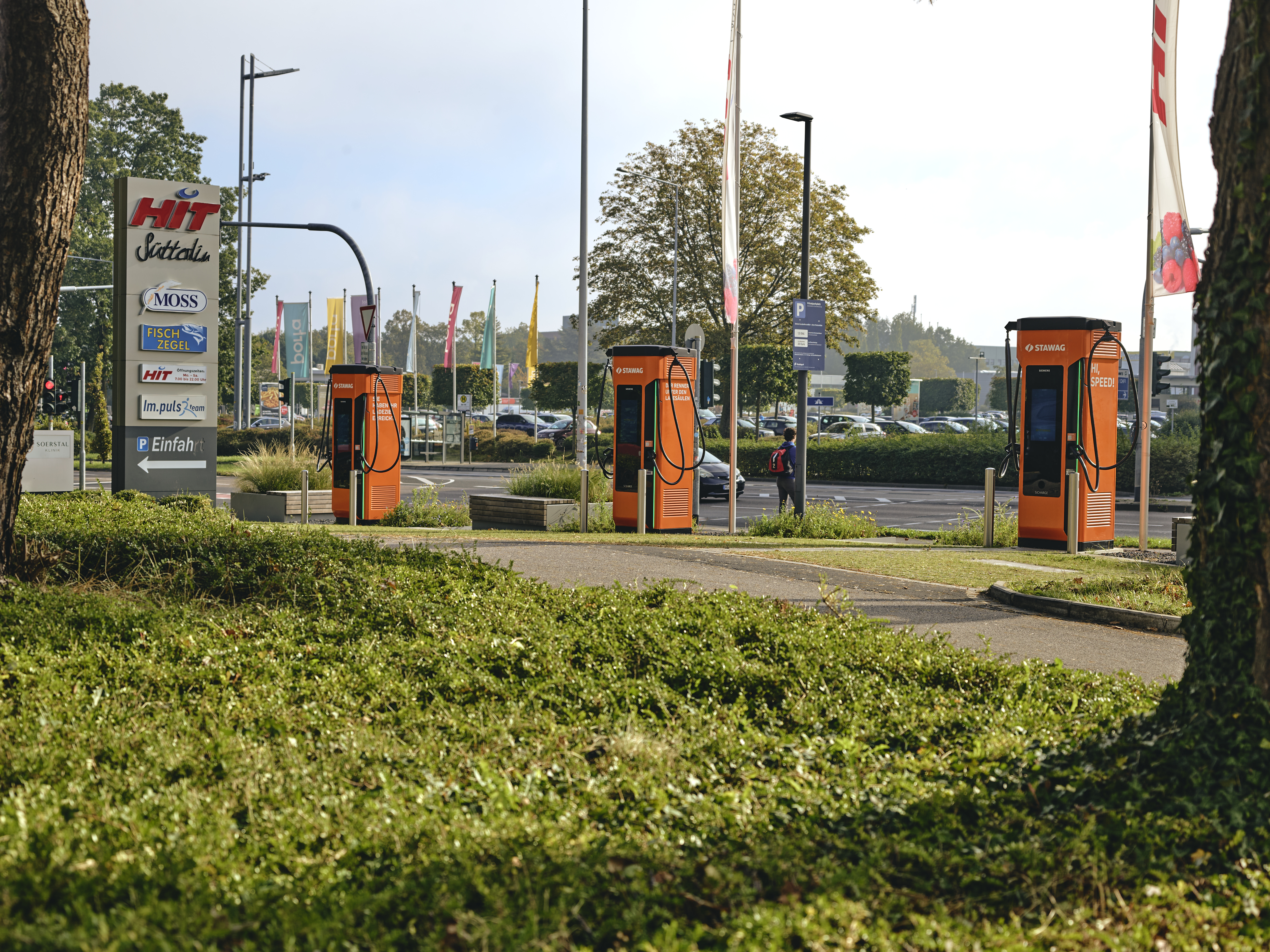 Schnallladesäulen an HIT Parkplatz