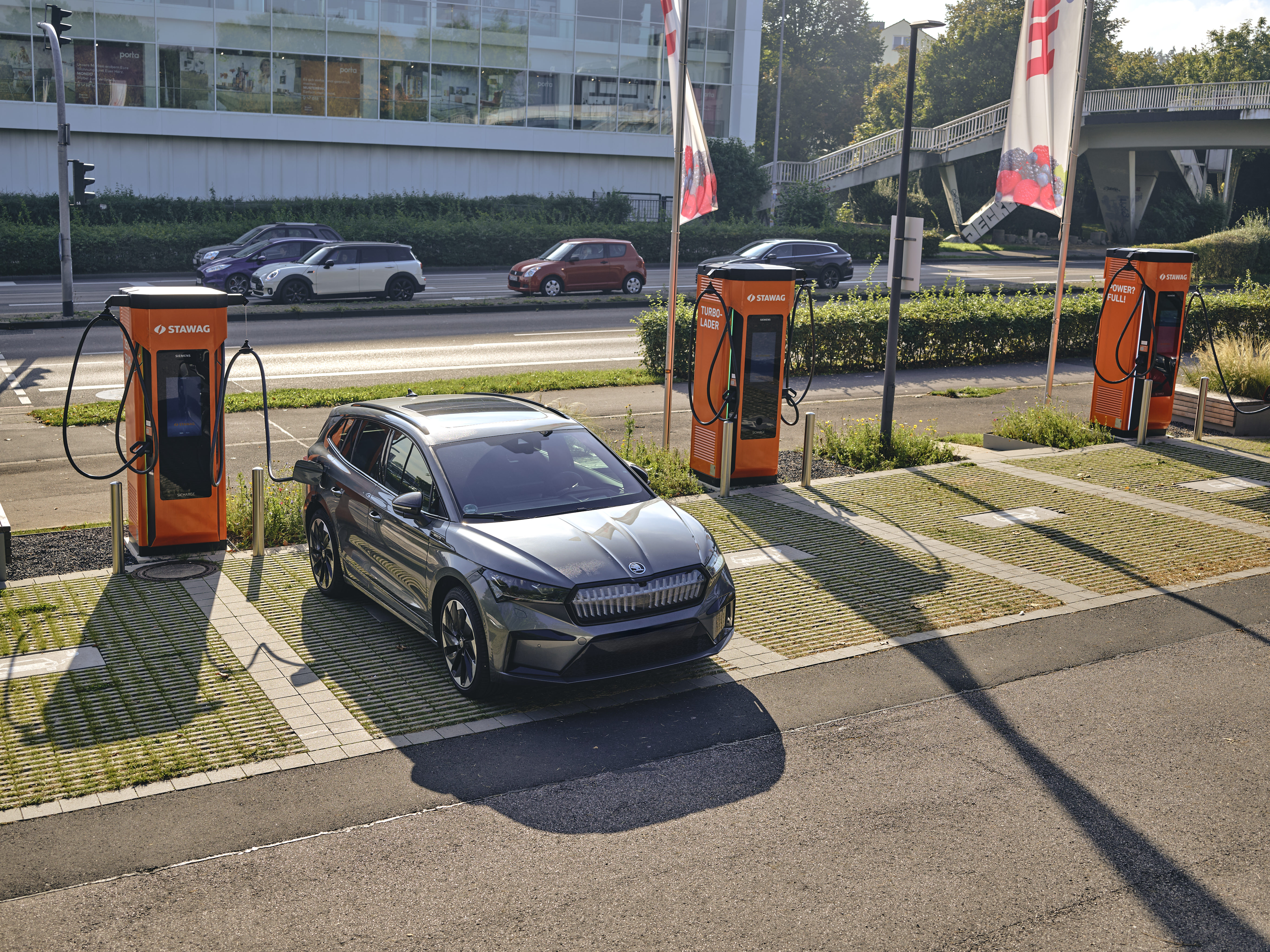 Skoda Elektrofahrzeug an Stawag Schnellader 