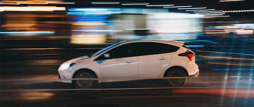 Technische Grundlagen Elektrofahrzeug fährt mit hoher Geschwindigkeit über die Stadtautobahn